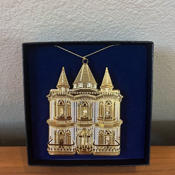 Doll Houses of the World Christmas Ornament International Collectors Society - Picture 1 of 7